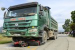 Xe tải kéo lê xe máy hơn 70m, con nhỏ tử vong, mẹ nguy kịch