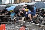 Cảnh sát Hong Kong và người biểu tình đụng độ trước trụ sở cơ quan lập pháp