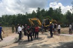 Một phụ nữ 'chỉ đạo' chống đoàn cưỡng chế dự án ma: "Đập xe nó cho chị"