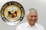 Cựu ngoại trưởng Philippines cứng rắn với TQ bị giữ khi đến Hong Kong