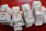 Nhóm người vứt lại 470.000 USD để bỏ chạy