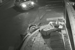 Chuyện đau lòng, cô gái trẻ bất động trong đêm bên vỉa hè Sài Gòn