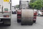 Cuộn thép 20 tấn rơi trúng ôtô con ở Sài Gòn, tài xế thoát chết