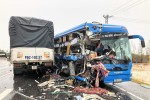 Xe tải, xe khách giường nằm nát đầu sau cú va chạm trên đường tránh lũ QL1