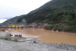 Một cầu treo bị đứt và hàng chục ngôi nhà tại Lào Cai bị hư hại sau khi thủy điện bất ngờ xả lũ vào rạng sáng.