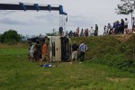 Xe chở công nhân bị lật ở Nghệ An, 21 người nhập viện