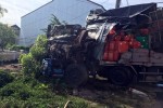 Xe tải nát đầu sau cú tông container, lái xe thoát chết hy hữu