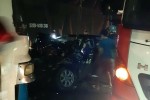 Xe Camry tông trực diện xe khách, chủ tịch huyện ở Long An mắc kẹt trên ghế lái
