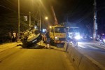 7 người mắc kẹt trong ôtô lật nhào ở Hóc Môn