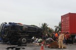Xe tải lật đè chết người đứng xem tai nạn giao thông: 'Chúng tôi chỉ biết hét lên kinh hoàng mà không thể làm gì'
