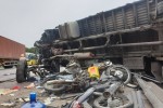 Xe tải lật đè chết người đứng xem tai nạn giao thông ở Hải Dương: Thêm thông tin gây sốc