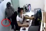 Bắt tên cướp kề dao vào cổ nữ nhân viên cửa hàng Viettel