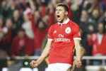 "Hòn đá tảng" 1m86 đồng loạt từ chối cả MU lẫn Arsenal