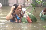 Người Phú Quốc khổ vì nước ngập ngang ngực, phải di tản đồ đạc