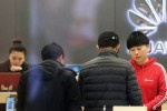 Người Trung Quốc đổ xô mua điện thoại Huawei vì “yêu nước”