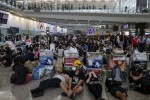 BIG NEWS: Hơn 1.000 người biểu tình lại kéo tới sân bay Hong Kong