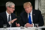 Trump: Tim Cook lo mất lợi thế trước Samsung vì thuế nhập khẩu