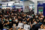 Người biểu tình Hong Kong ngồi kín ga tàu điện ngầm