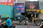 Xe đầu kéo tông 2 nhà dân ở Sài Gòn, nhiều người thoát chết