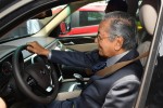 Thủ tướng 94 tuổi Mahathir Mohamad: Lái xe VinFast, tiếc là tôi chỉ lên được 100km/h thôi!