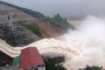 Mưa lũ dồn dập, miền Trung oằn mình