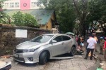 Nữ tài xế đạp nhầm chân ga, ôtô lao lên vỉa hè tông liên tiếp 3 người