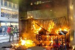 Người biểu tình Hong Kong đốt phá ga tàu
