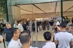 Người mua sang tay iPhone 11 ngay trước cửa Apple Store