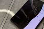 Galaxy Fold cực kỳ "mong manh", dùng móng tay cào nhẹ cũng khiến màn hình bị hư hỏng