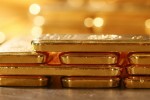 Giá vàng thế giới tăng vọt khi sản xuất Mỹ đón tín hiệu tiêu cực