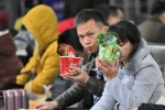 Người Trung Quốc đổ xô mua mỳ gói