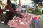 Giá thịt lợn tăng cao: Người mua, người bán cùng "hoảng hồn"