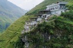 Trước nguy cơ bị phá dỡ, công trình Mã Pí Lèng Panorama bỗng được phủ sơn màu xanh
