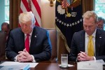 Quan chức Mỹ cầu nguyện cho Trump trước khi họp