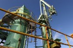 Giá dầu thô tăng vọt gần 5% trong tuần