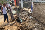 Tường đổ đè chết một công nhân