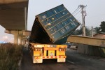 Dầm bê tông cầu bộ hành đè bẹp container ở TP.HCM