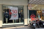 Hàng loạt cửa hàng thời trang giảm giá đến 70% nhưng chủ yếu hàng lỗi mốt, trái mùa