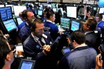 Tổng thống Trump dọa tăng thuế với hàng Trung Quốc, Dow Jones mất 270 điểm