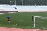 Trợ lý thầy Park "đội mưa" đi soi mặt sân Rizal Memorial