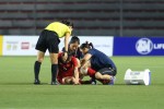 Nữ cầu thủ chân rướm máu, nén đau thi đấu được thưởng riêng 50 triệu