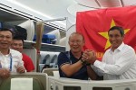 HLV Park Hang-seo "tay bắt mặt mừng" HLV Mai Đức Chung trên siêu máy bay Boeing 787-10