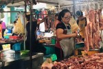 Giá heo hơi tăng “điên cuồng”, 10 người đi chợ chỉ 2 người mua thịt