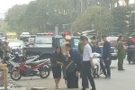Bố ngã qụy bên thi thể con gái tử vong vì tai nạn giao thông