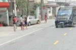 Xe khách Limousine kéo lê xe máy hàng chục mét, 2 người thương vong