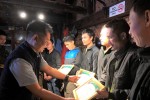 Porter Sơn Đoòng kêu gọi "du lịch không khói thuốc"