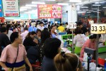 Người lớn ngái ngủ, trẻ con khóc òa khi sắm Tết trong siêu thị