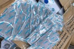 Giữa 'bão' tăng giá, bạn trẻ phát khẩu trang miễn phí cho người dân phòng dịch corona