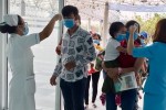 Bệnh viện phát khẩu trang miễn phí ở cổng