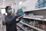 Người Malaysia gom khẩu trang gửi Trung Quốc